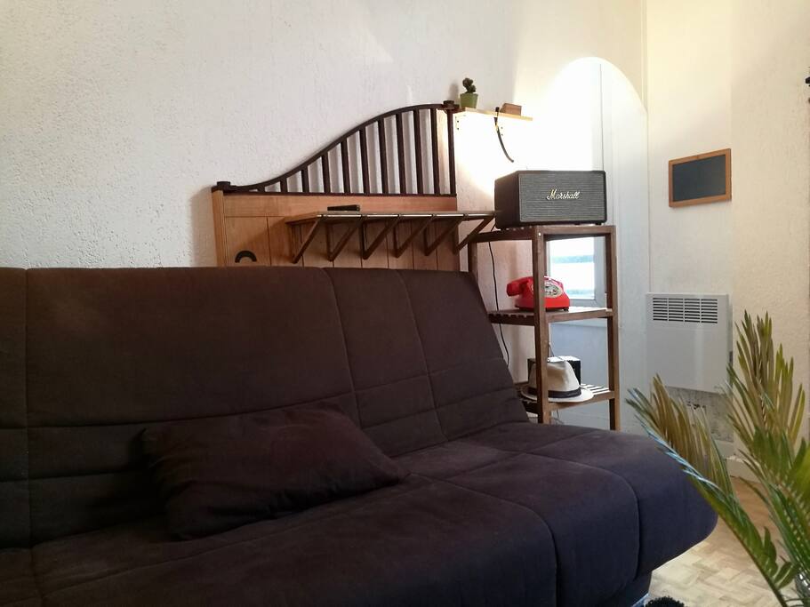 Canapé Lit équipé d'un matelas spécial anti maux de dos