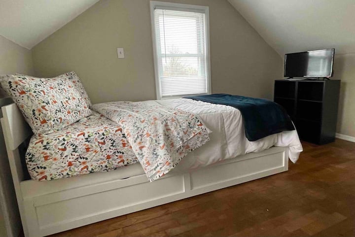 Je, hii si ya kupendeza? Kukiwa na nafasi ya kutosha ya kucheza na vivutio kwa ajili ya sherehe za kulala, sehemu hii nzuri sana ni bora kwa watoto kukusanyika na kutengeneza kumbukumbu pamoja. Vitanda ni XL ili kuwafanya watu wazima kwenye sherehe wawe na starehe pia!