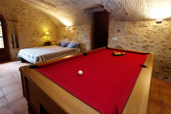 Tavolinë fshati në bodrum