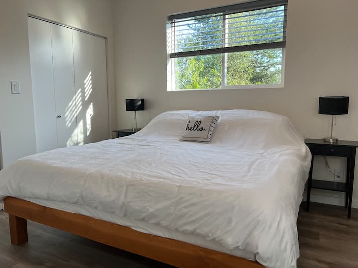 Პრემიუმ-კლასის მატრასი ლუქს-კლასის იტალიური ზეწრებით დაუვიწყარი ძილისთვის.