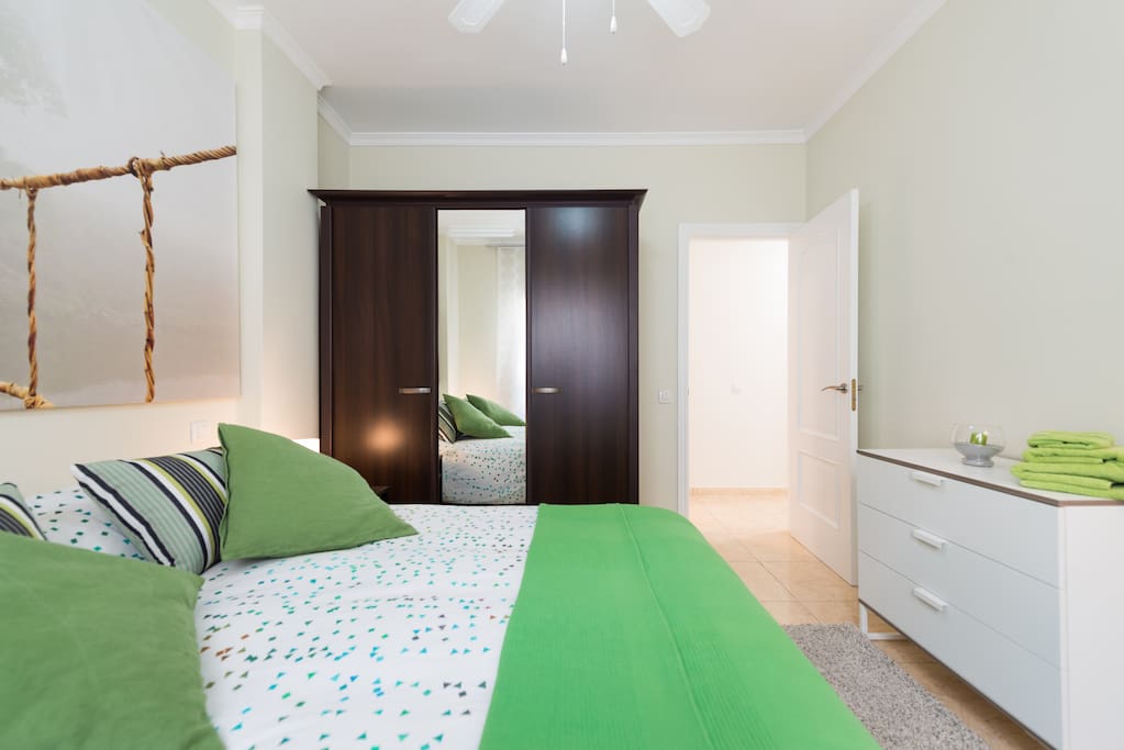 Habitación cama 150, armario doble y cómoda