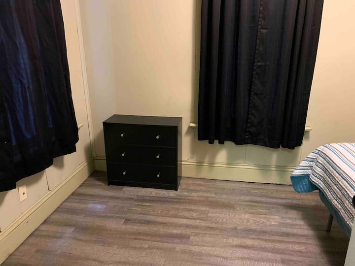 Chumba cha kulala kilicho na kabati la kujipambia na kitanda cha ukubwa wa 