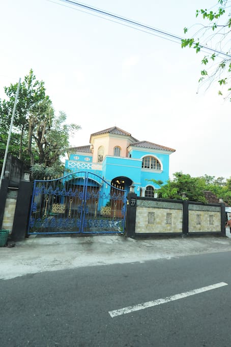 Rumah berada di pinggir jalan