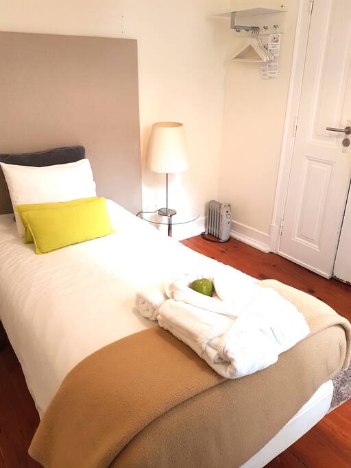 Our single rooms have a single bed of 90cm. There is a clothes rack and a mirror.