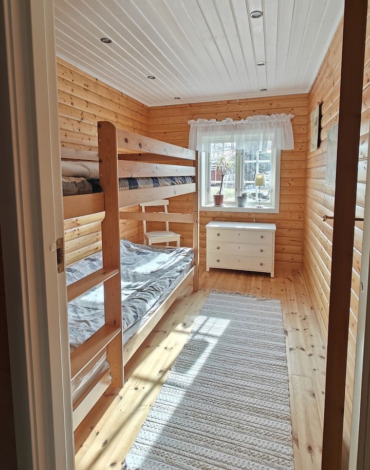 Habitación pequeña con litera.
También hay un altillo para dormir para tener espacio adicional.