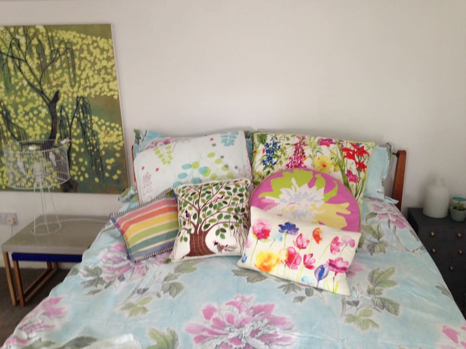 Comfy king size bed, cotton bed linen