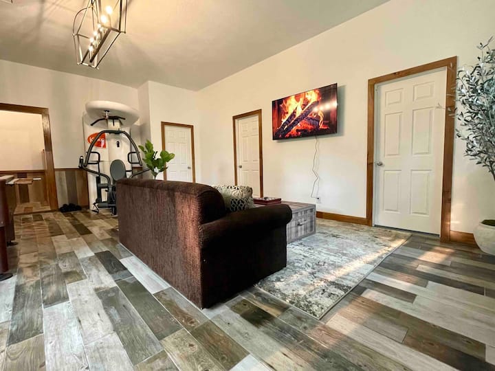 Up North Getaway Centrally Located With Hot Tub