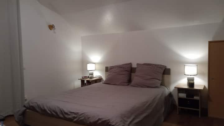 Chumba kidogo cha kulala chenye vitanda viwili 