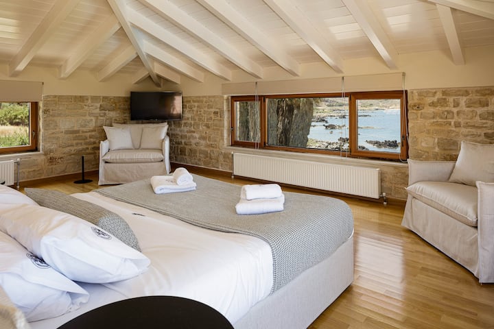 ¡Dormitorio de estilo ático con vistas a la playa!