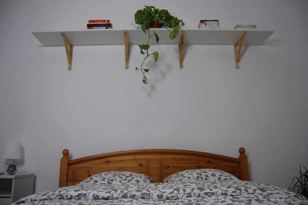 140 cm bed / Cama de 140 cm
