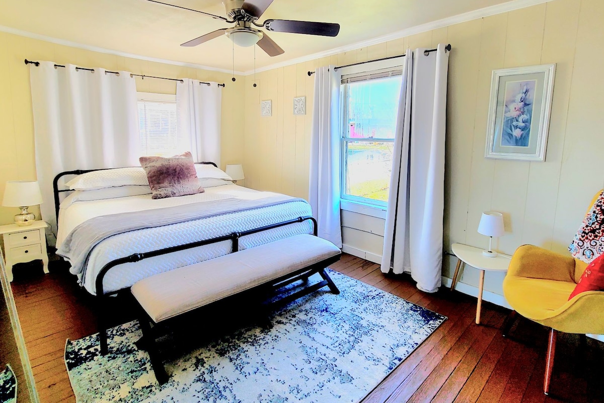 加大双人床，带遮光窗帘。