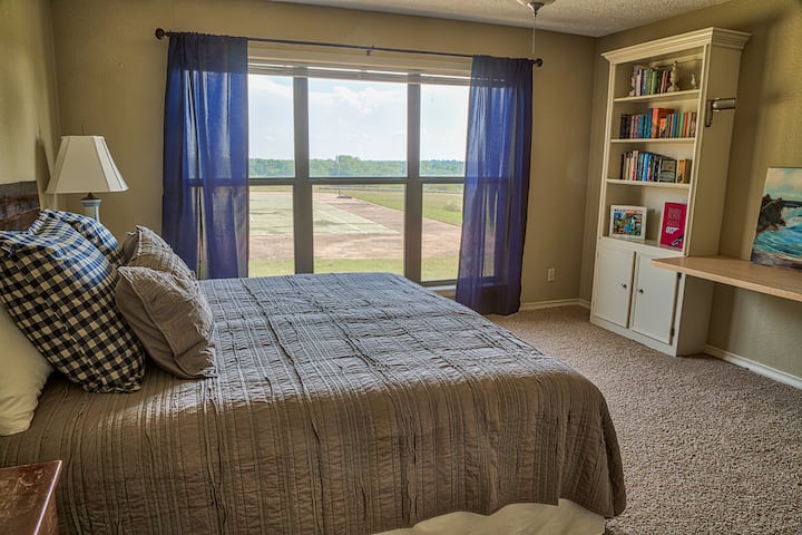 2号卧室可以有一张加大双人床或两张单人床，只需告诉我们您需要什么。  该房间与3号卧室共用千斤顶卫生间。  