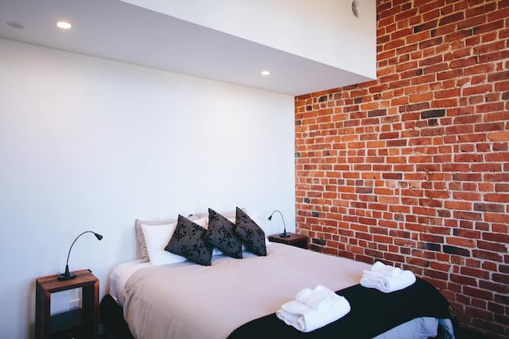 Spavaća soba s pogledom na luku i balkonom „Juliette”. Dovoljno ormara s glačalom i daskom za glačanje, stalkom za kovčege i grijalicom