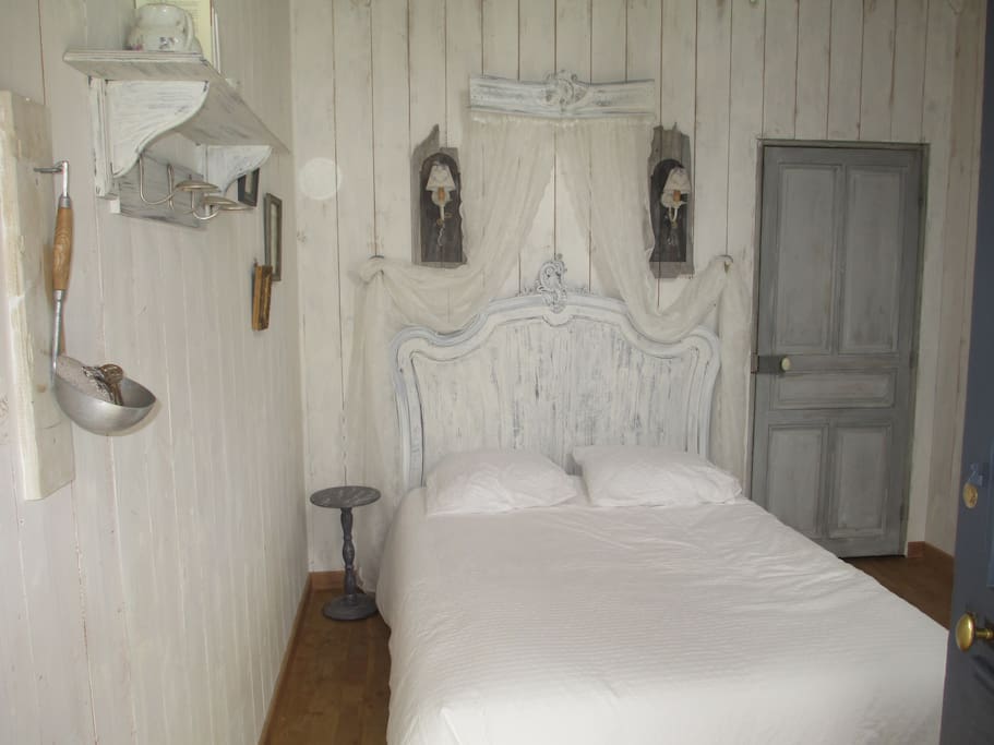 Le lit de la princesse, avec vue sur la fenêtre et son vitrail