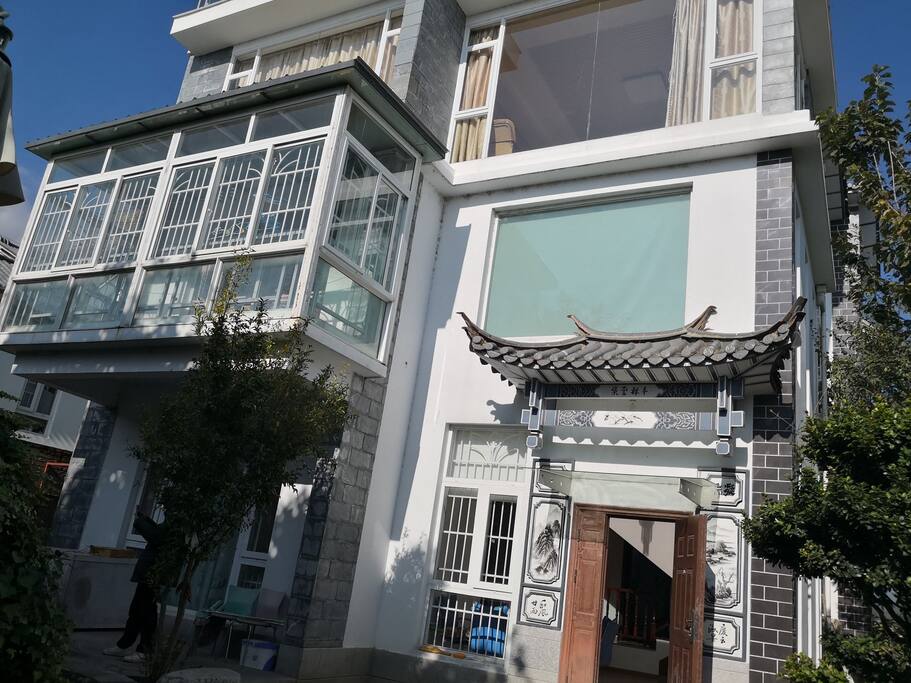独栋别墅共三层,总面积300平方米,院子总占地面积七分