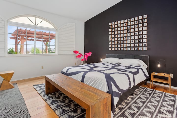 Despiértese en el dormitorio de sus sueños con luz natural, aire fresco y sábanas de alta calidad.