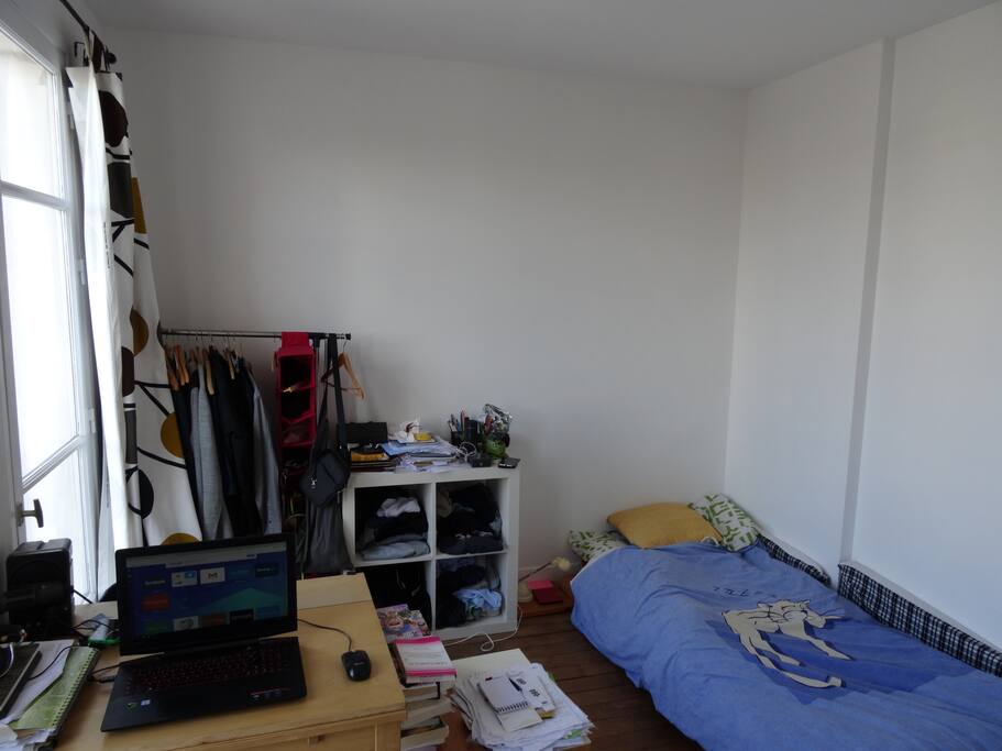 Vue depuis la cuisine. Un second matelas est disponible pour lit supplémentaire si nécessaire. Il n'y a pas de sommier mais des épaisseurs sous le matelas pour éviter un contact direct avec le sol.