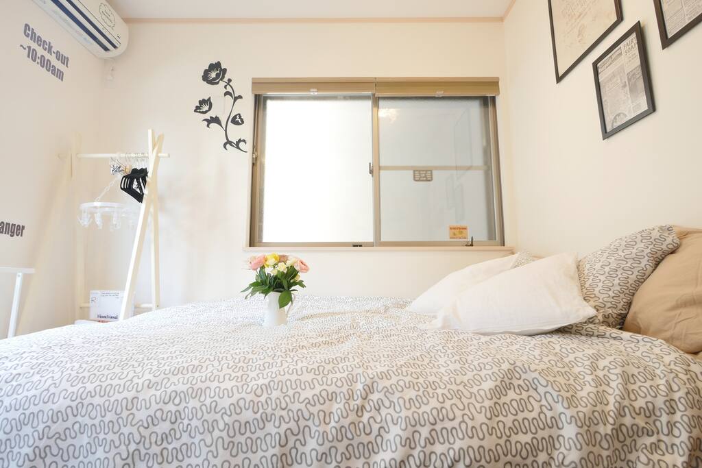 西側の腰窓です。窓の外はお隣さんの家の壁なので、景色はありません。そして、窓ガラスは磨りガラスです。