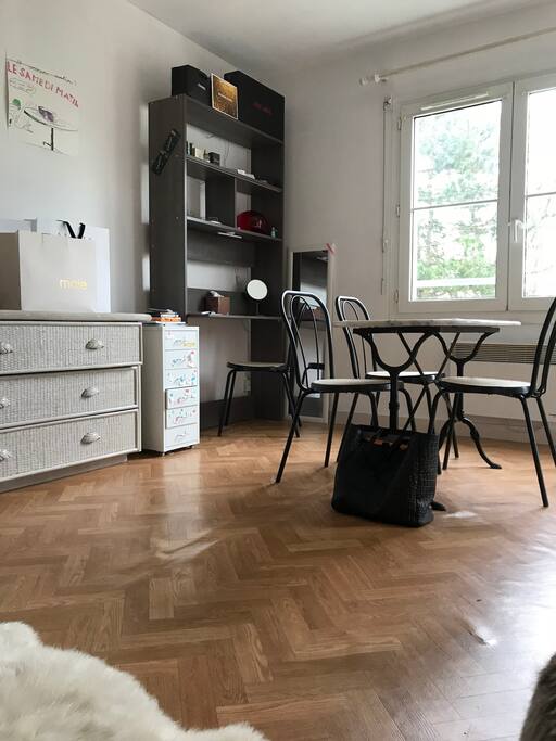 Le coin du bureau et repas.