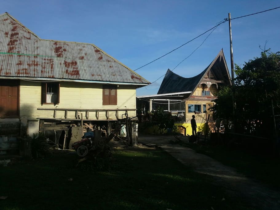 The old house of the king in front and in the background the new house.