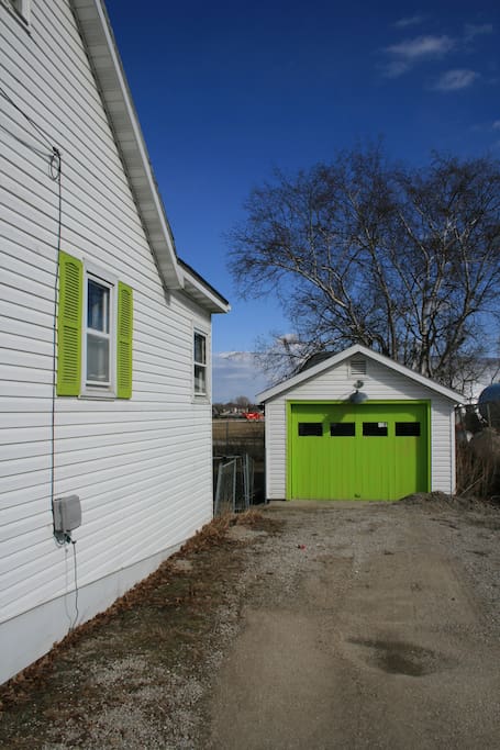 Driveway and Garage. This is how you know you have the right place. Easy to see from the road.