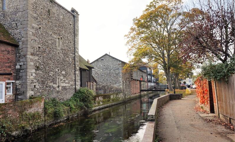 Canterbury Classic- Central & Stylish