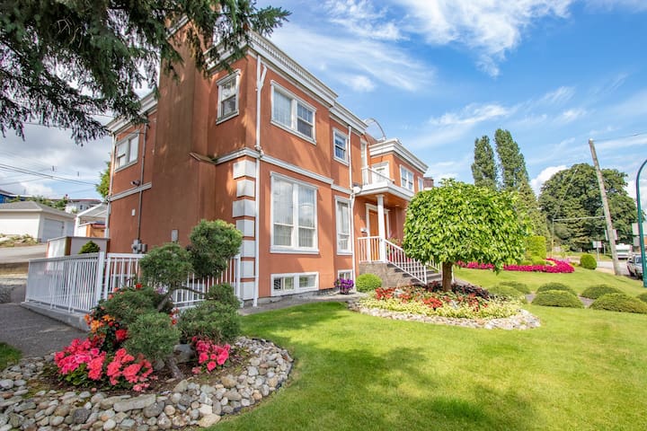 4 Bedroom Clean & Quiet Suite in Central Vancouver
