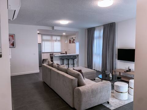 Cozy 3 bedroom modern home with Pool