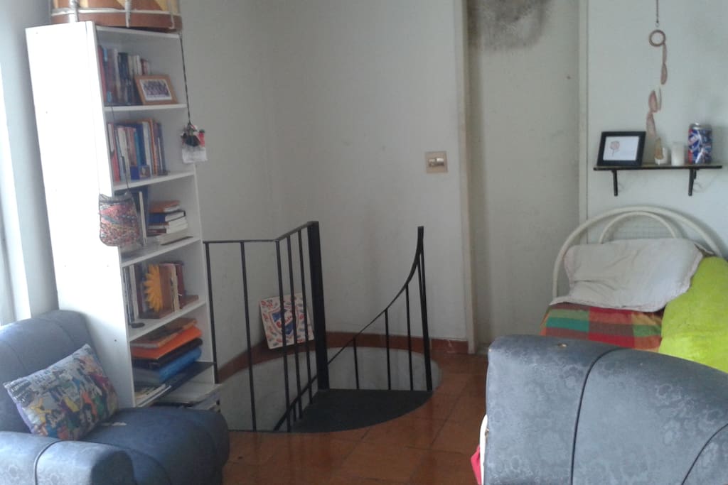 O quarto é no andar d cima, e tem uma saleta, com acceso ao terraço e banheiro.