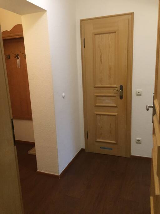 Eingangsbereich mit Garderobe und Tür zum Hauptbadezimmer
