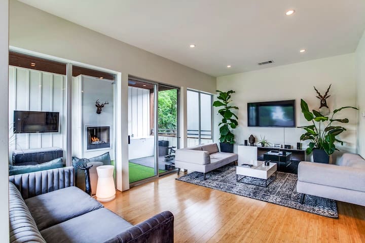 Modern Oasis. 2 homes connected gallery image 2