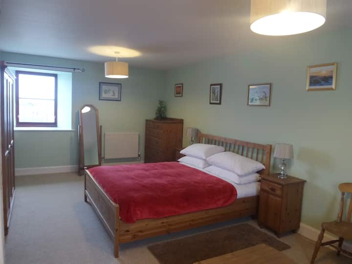 Chumba cha kulala 1 - Chumba kikubwa cha kulala cha familia na ensuite. Kitanda cha ukubwa wa mfalme na kitanda cha sofa mbili