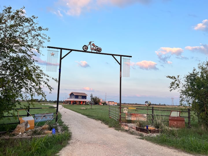 The Tailgate Ranch Get away from it all on 10 ac Farm stays for