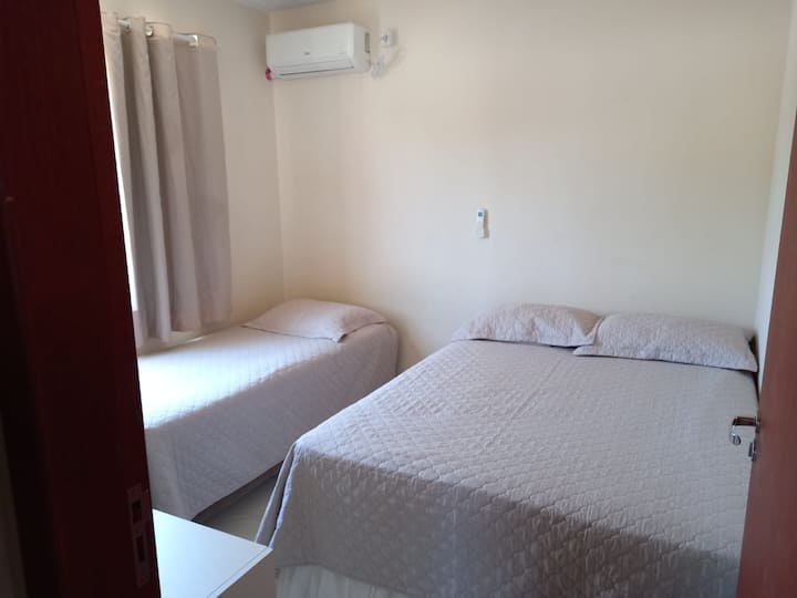 Ამ ოთახში ერთადგილიანი საწოლი და ორადგილიანი საწოლი