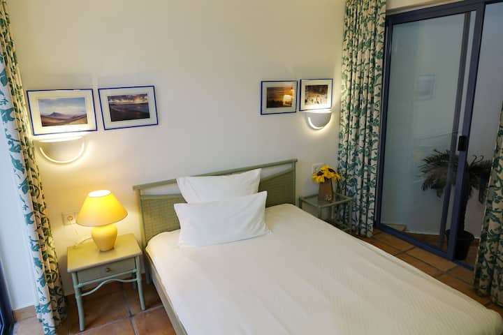 Mala spavaća soba u prizemlju s bračnim krevetom veličine 150 cm x 200 cm
