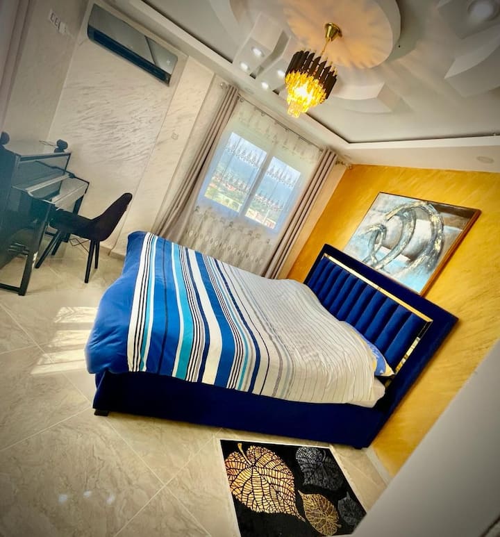 غرفة النوم الرئيسية مع بيانو ومكتب 