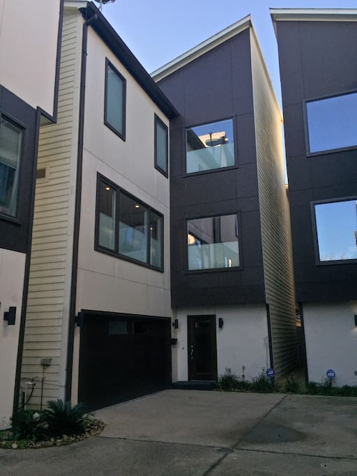 Contemporary townhome conveniently located in Montrose. Within 10 minutes of downtown, Galleria, NRG Stadium, Rice University, museums and medical center.