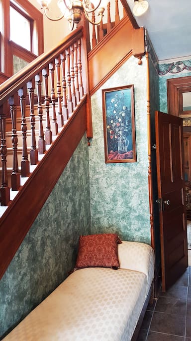 Front entry/stairway