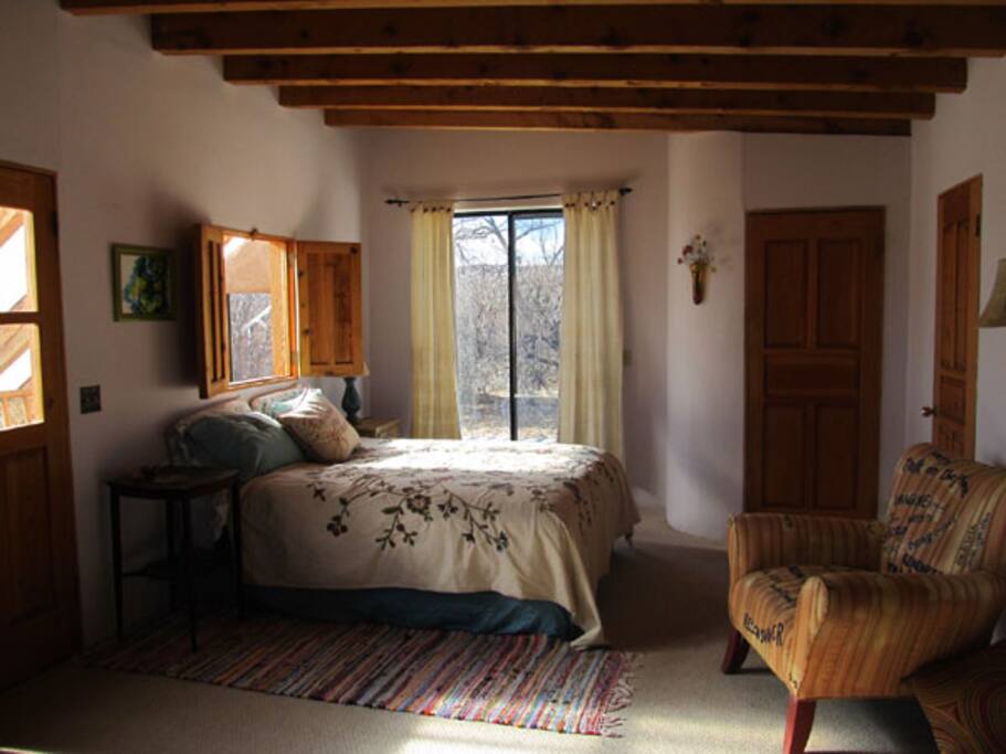 Clean and comfy Queen beds with state of the art mattress's and 100% cotton bedding.