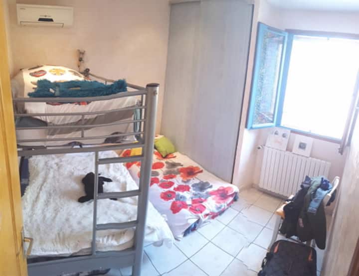 Საძინებელი №3 ორსართულიანი საწოლებით: ერთადგილიანი ზედა ნაწილში (90 × 190) და ორადგილიანი ქვედა ნაწილში (140 × 190) + დამატებითი იატაკის პრობლემების მოგვარების ლეიბი (90 × 190), რომელიც, როგორც წესი, ქვედა ნაწილში ორადგილიანი საწოლის ქვეშ ცვივა.