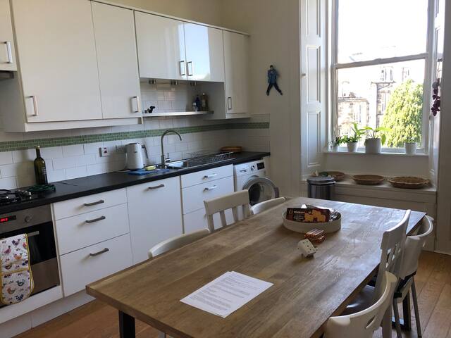 Beautiful 4 bed 2 bath family home in Newington gallery image 5