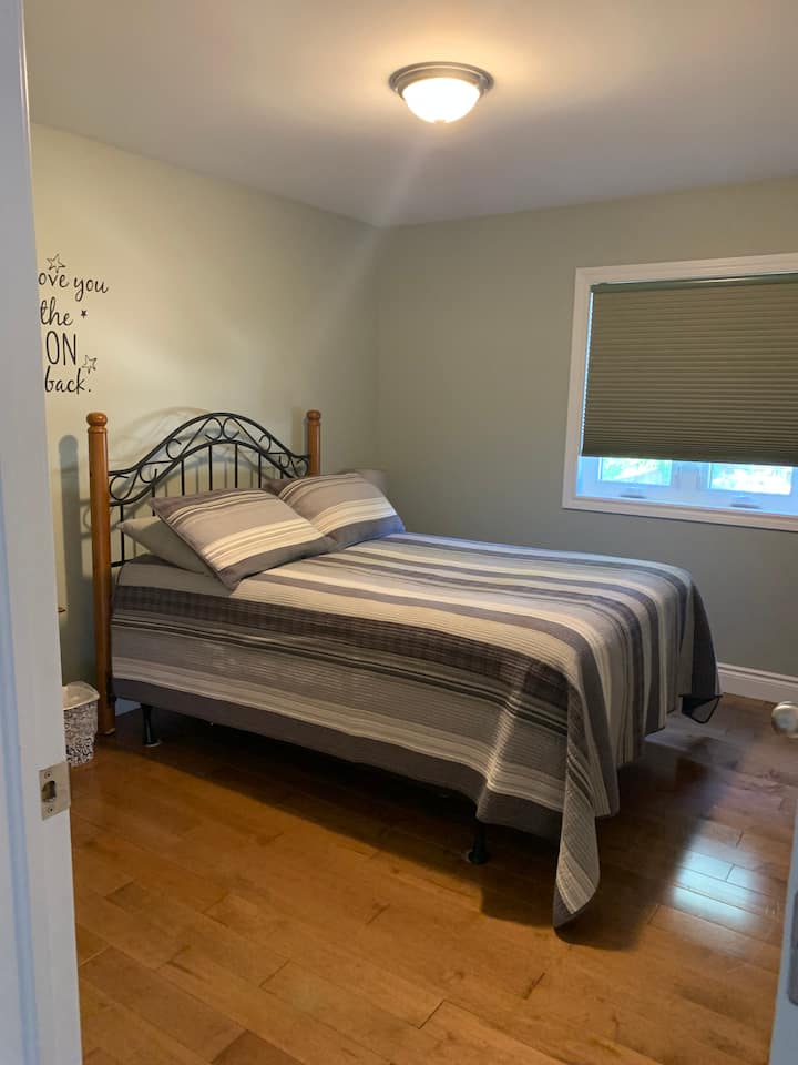Dormitorio con cama matrimonial