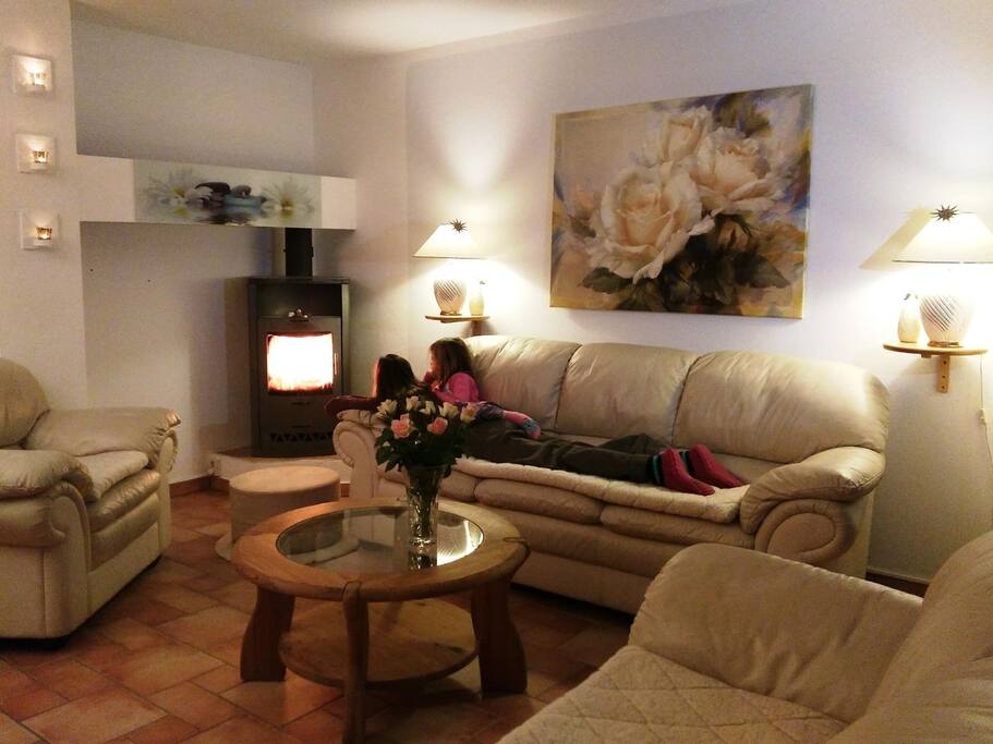 Wohnzimmer mit Kaminfeuer