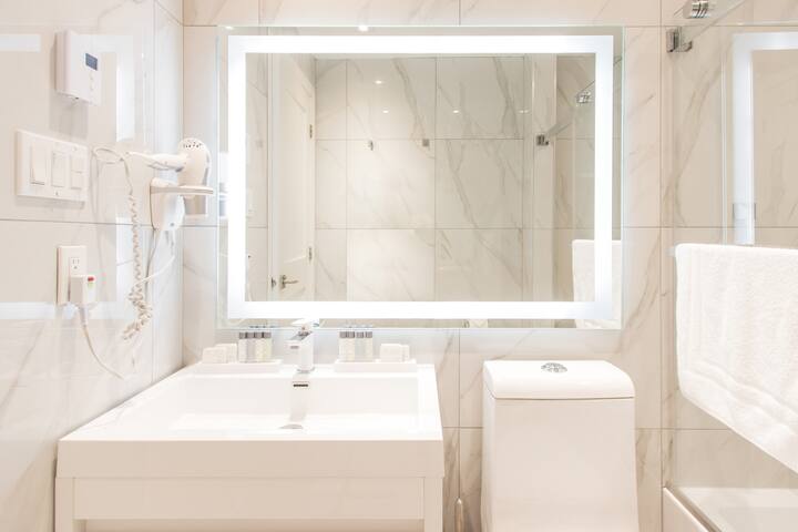 Unwind in a Multilevel Loft in the Heart of Trendy Mile End gallery image 2