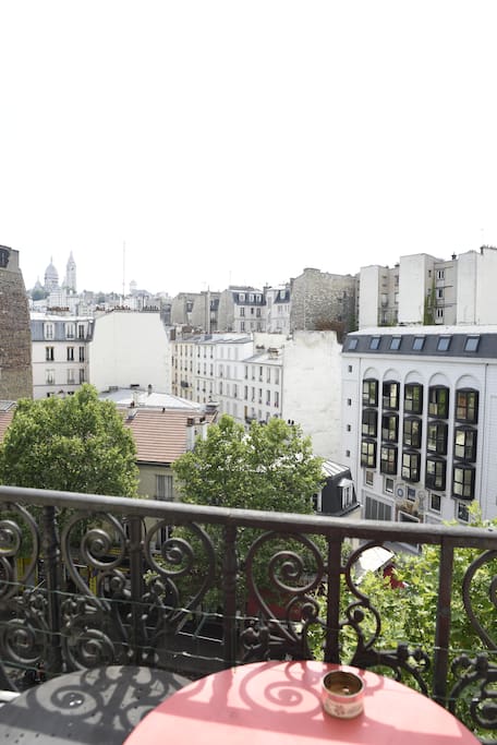 The balcony with fine views onto the Sacré-Coeur