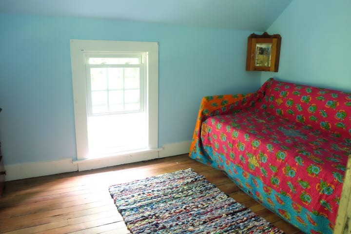 Bedroom with twin bed