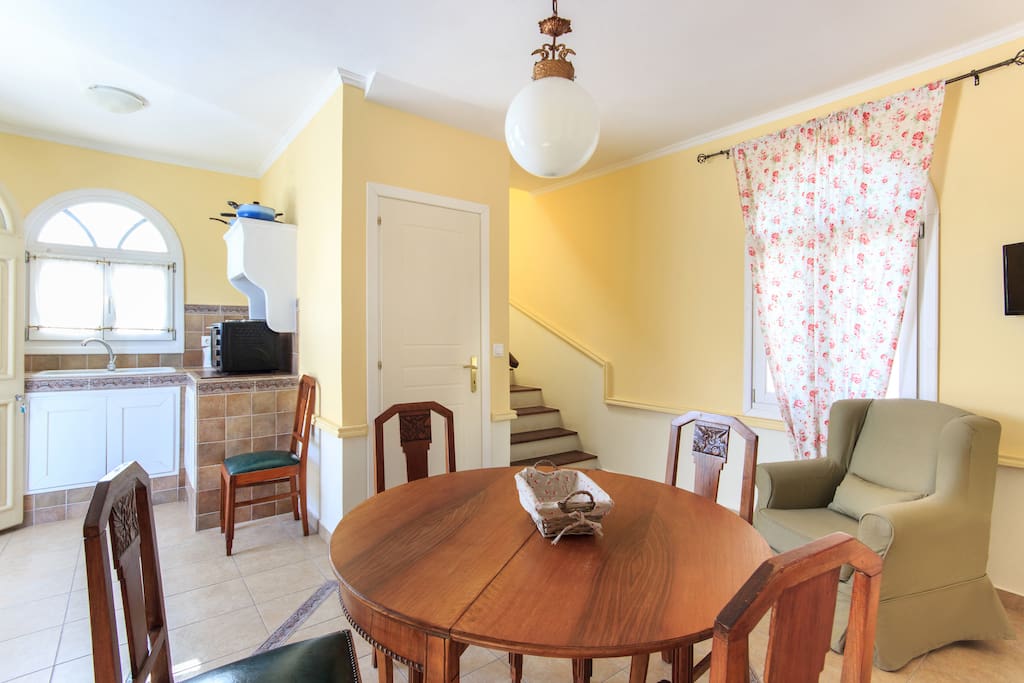 Kitchen & dining area