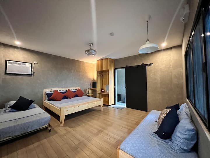 El dormitorio 1 tiene una cama tamaño king y tres camas individuales.