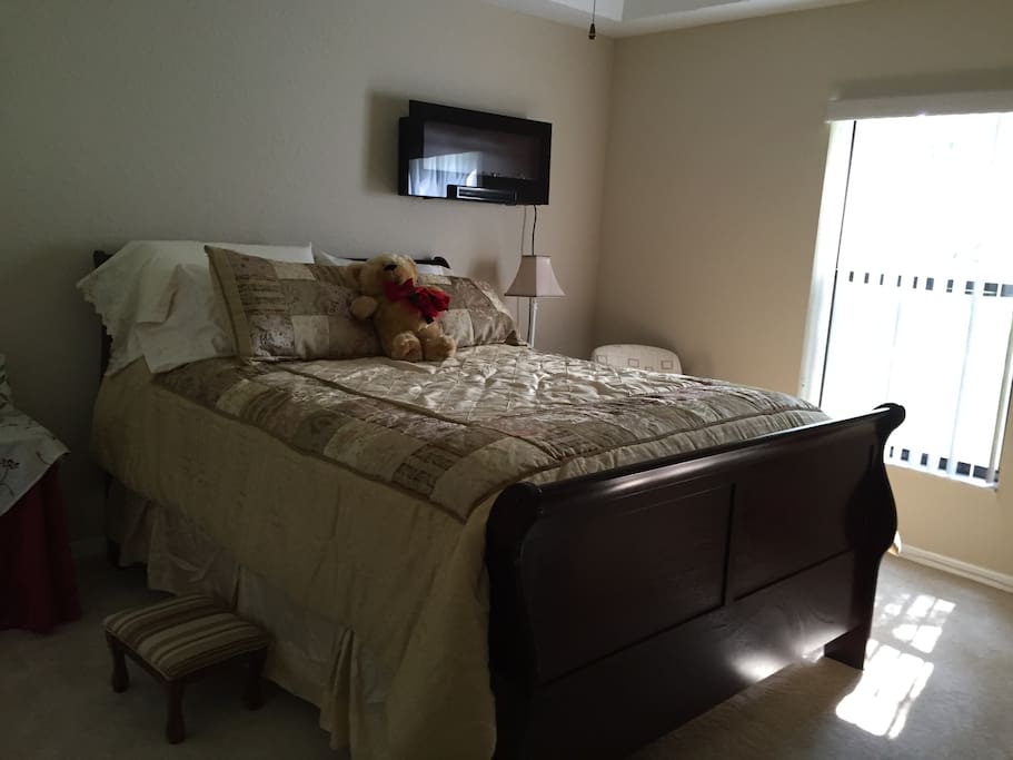 Guest Bedroom w/ queen size bed