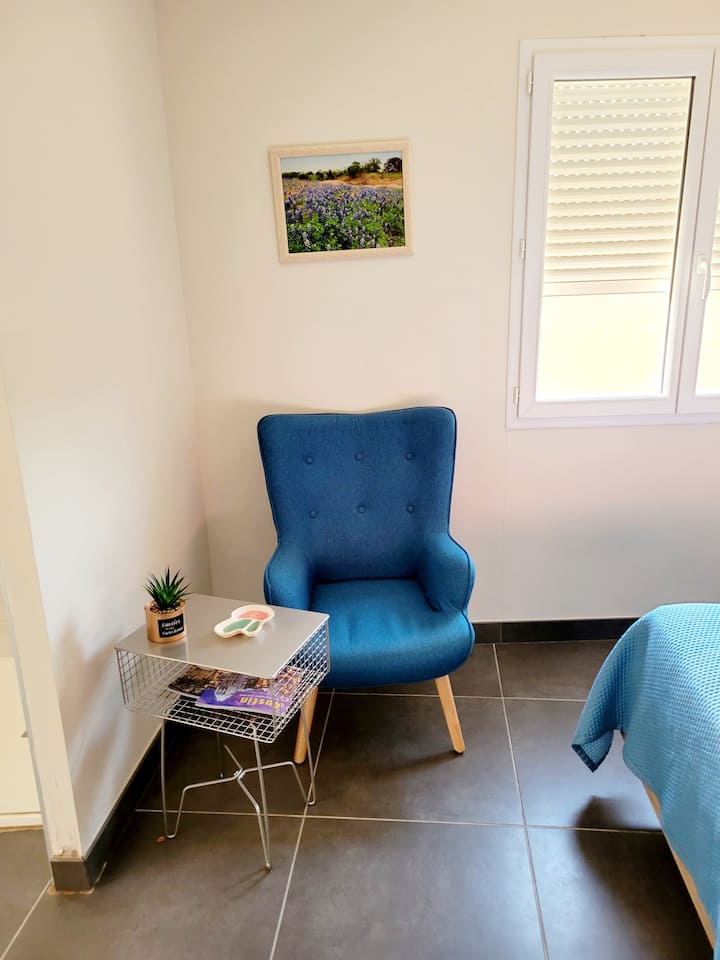 Eneo la kupumzika katika chumba kikuu cha kulala